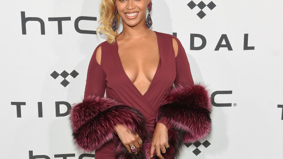 Beyoncé usa vestido superdecotado de R$ 9 mil em show beneficente nos EUA