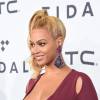 Beyoncé capricha no decote em show do Tidal ao lado do marido, Jay-Z, nos EUA, nesta terça-feira, 20 de outubro de 2015