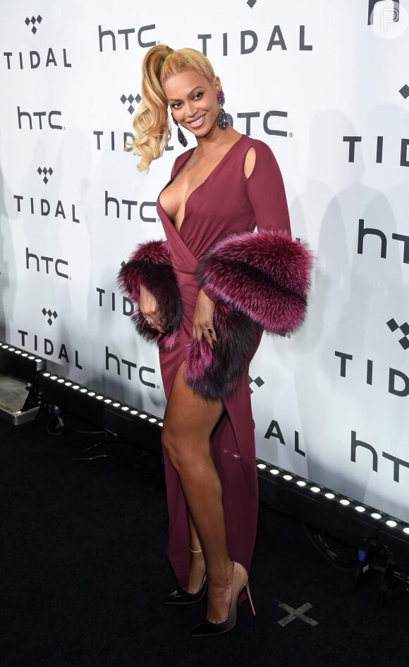 Beyoncé chegou ao 'Tidal X: 1020' usando um vestido marsala superdecotado, do estilista Philipp Plein, pode ser comprado pela internet por € 1,469.00, algo em torno de R$ 9 mil