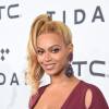 Beyoncé capricha no decote em show do Tidal ao lado do marido, Jay-Z, nos EUA, nesta terça-feira, 20 de outubro de 2015