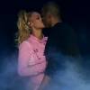 Beyoncé beija o marido, Jay-Z, no palco do show 'Tidal X' nos EUA, nesta terça-feira, 20 de outubro de 2015
