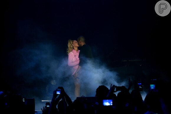 Beyoncé beija o marido, Jay-Z, no palco do show 'Tidal X' nos EUA, nesta terça-feira, 20 de outubro de 2015