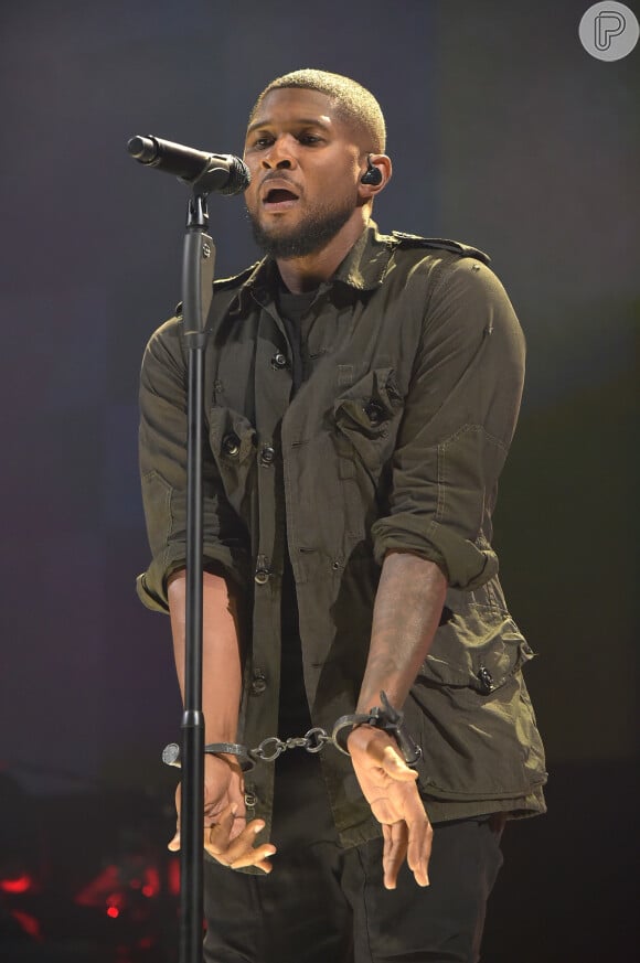 Usher se apresentou no 'Tidal X: 1020' usando algemas, nesta terça-feira, 20 de outubro de 2015