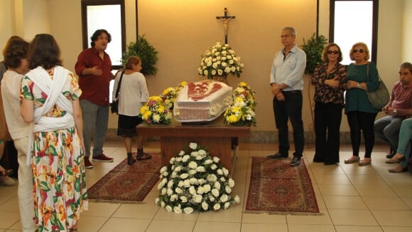 Famosos vão à cremação de Yoná Magalhães no Memorial do Carmo, no Rio