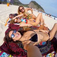Isabella Santoni curte dia de praia com as amigas e mostra boa forma