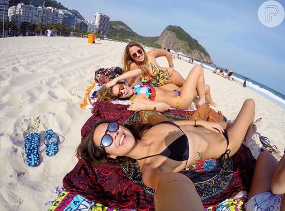 Isabella Santoni postou uma foto em seu perfil no Instagram nesta quarta-feira (21), em que aparece se bronzeando com amigas na praia