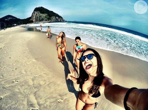 A atriz posou de biquíni com amigas em dia de praia
