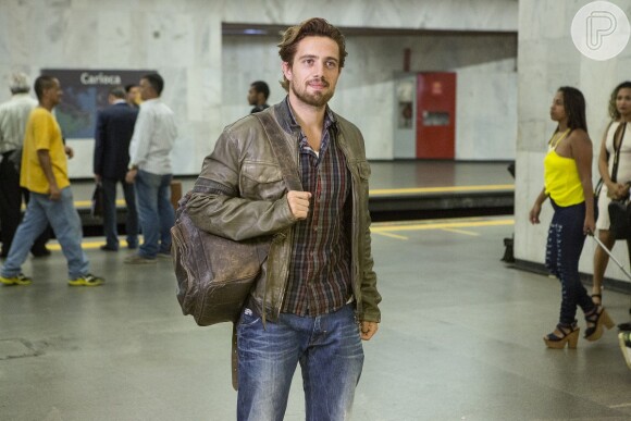 Felipe (Rafael Cardoso) troca olhares com Lívia (Alinne Moraes) no metrô, na segunda fase da novela 'Além do Tempo'