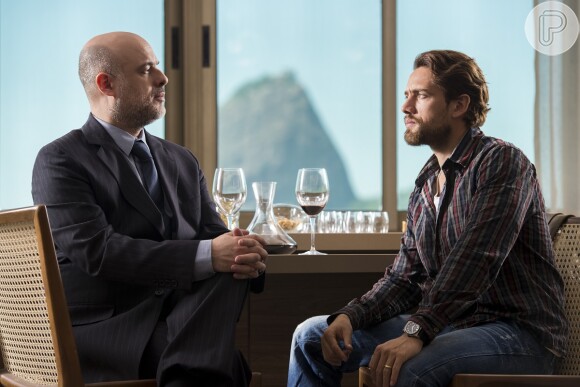 Felipe (Rafael Cardoso) leva o vinho produzido em sua vinícola para apresentar a um sommelier no Rio de Janeiro, na segunda fase da novela 'Além do Tempo'
