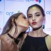 Camila Queiroz ganhou um beijo da amiga Yasmin Brunet na noite desta quarta-feira, 21 de outubro de 2015, na festa de uma plataforma digital