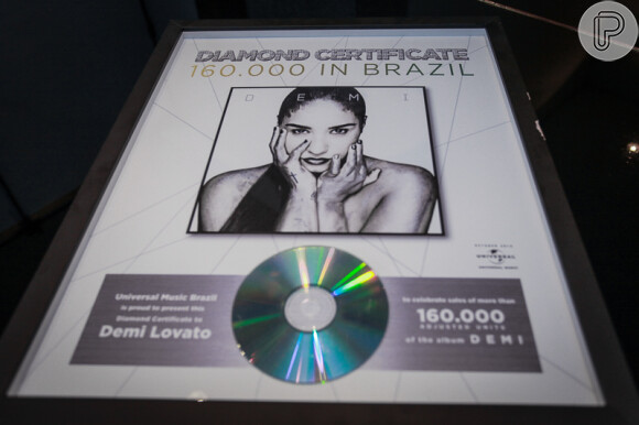 Demi Lovato recebeu o disco de diamante por ter vendido mais de 160 mil cópias do álbum 'Demi', de 2013, no Brasil