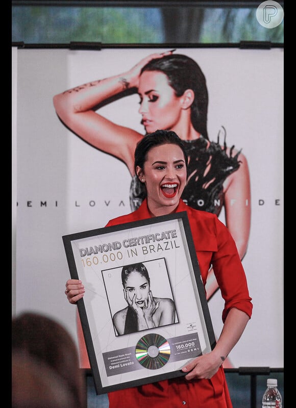 Feliz e confiante, Demi Lovato recebeu um disco de diamantes pelo lançamento do álbum 'Confident' durante evento realizado em São Paulo na quinta-feira (22) e foi só elogios ao público brasileiro