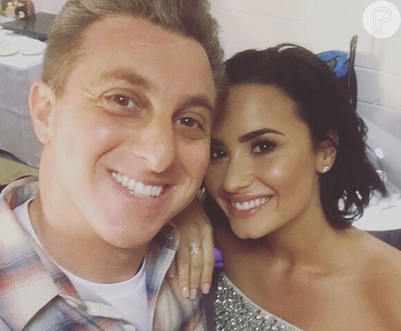 O encontro aconteceu nos bastidores do 'Caldeirão do Huck', da Rede Globo, e o apresentador também também tirou uma 'casquinha' e postou com Demi Lovato