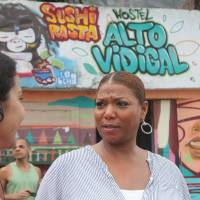 Queen Latifah anda de mototáxi no morro do Vidigal e experimenta açaí, no Rio