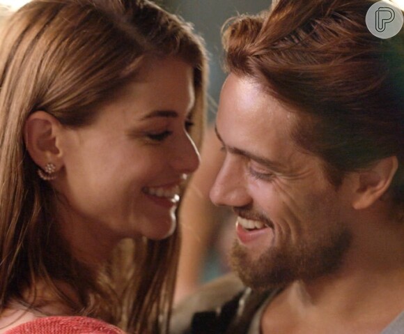 Felipe (Rafael Cardoso) e Lívia (Alinne Moraes) vão se beijar nos próximos capítulso da novela 'Além do Tempo', em outubro de 2015
