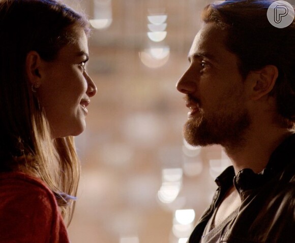 Apaixonados na vida passada, Felipe (Rafael Cardoso) e Lívia (Alinne Moraes) se reencontraram e voltaram a se apaixonar na nova fase da novela 'Além do Tempo'