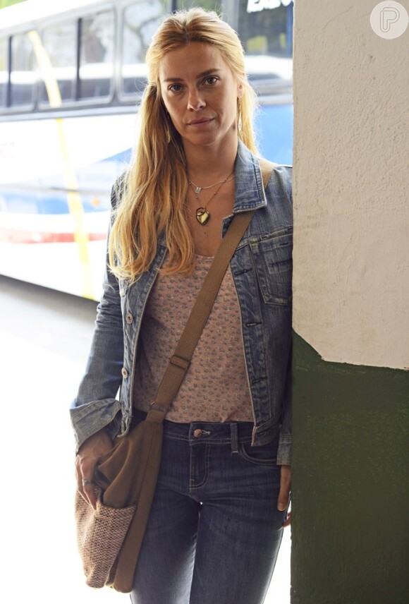 Carolina Dieckmann também fez sua primeira aparição como Lara, da novela 'A Regra do Jogo', esta semana