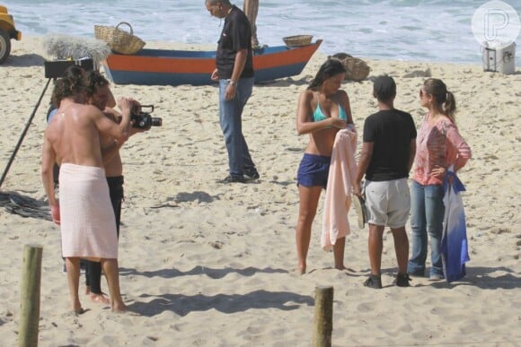 Débora Nascimento gravou cenas de biquíni enquanto o namorado, José Loreto conferia o resultado das filmagens