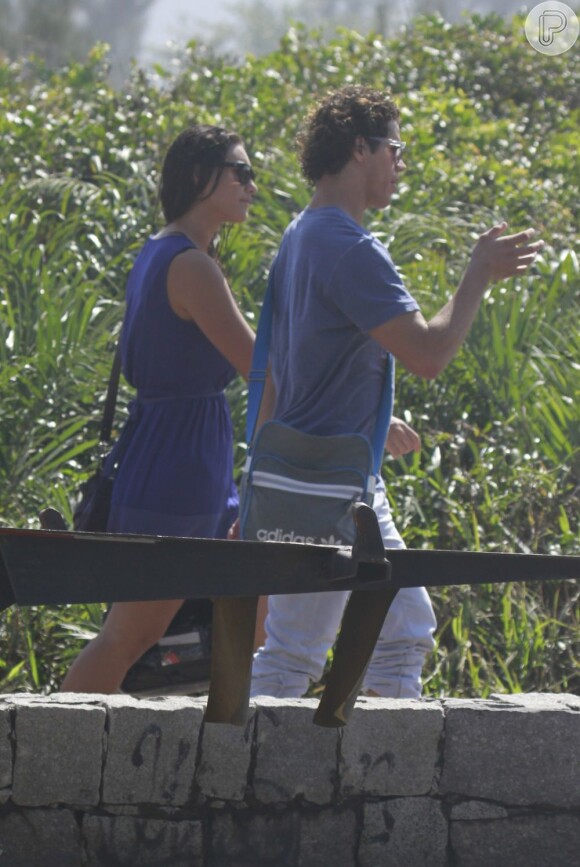 Logo após a gravação, Débora Nascimento e José Loreto deixaram a praia juntos