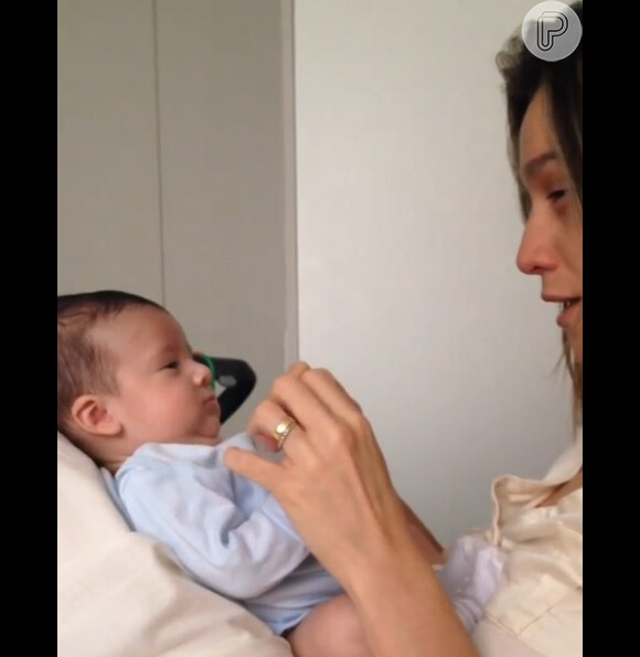 Fernanda Gentil brinca de hipnotizar o filho, Gabriel, para dormir