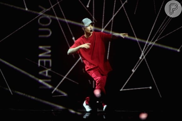 Justin Bieber também se apresentou no Europe Music Awards (EMA), neste domingo, 25 de outubro de 2015
