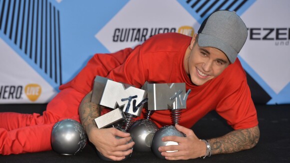 Justin Bieber leva cinco troféus e é o grande vencedor do EMA 2015. Veja lista!