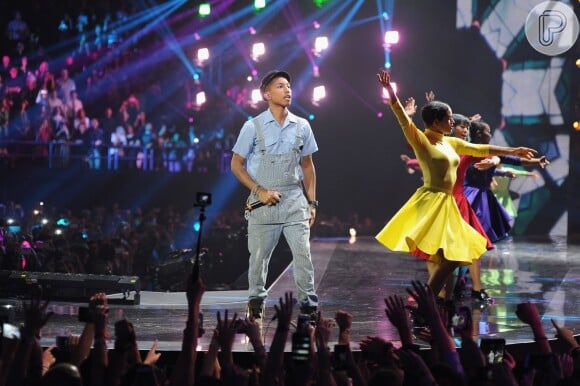 Pharrell Williams se apresenta no Europe Music Awards (EMA), neste domingo, 25 de outubro de 2015