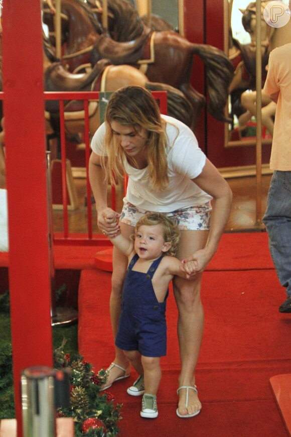 Priscila Fantin gosta de curtir os momentos de folga com o filho, Romeo