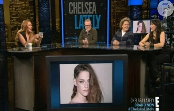 Lindsay Lohan apresentou o programa 'Chelsea Lately' ao lado dos humoristas Brad Wollack, Fortune Feimster e Jen Kirkma, Lilo e falou sobre celebridades, como Kristen Stewart