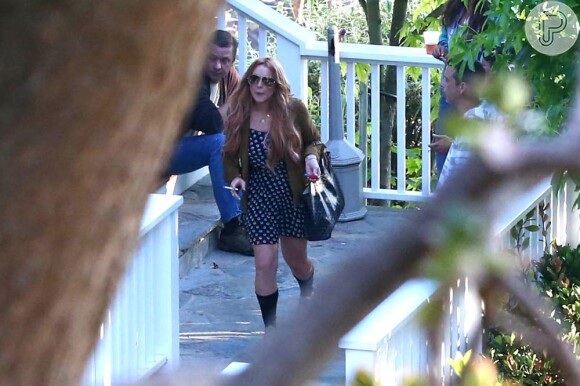 Lindsay Lohan deixou a clínica de reabilitação Cliffside Malibu Rehab Center, em Los Angeles, no dia 30 de julho de 2013 fumando um cigarro