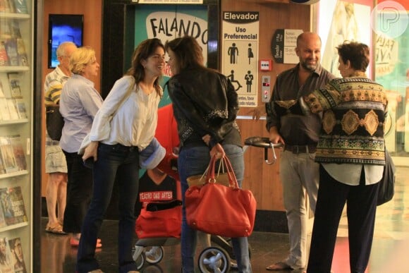 Mariana Gross é clicada com o marido e o filho em shopping do Rio de Janeiro