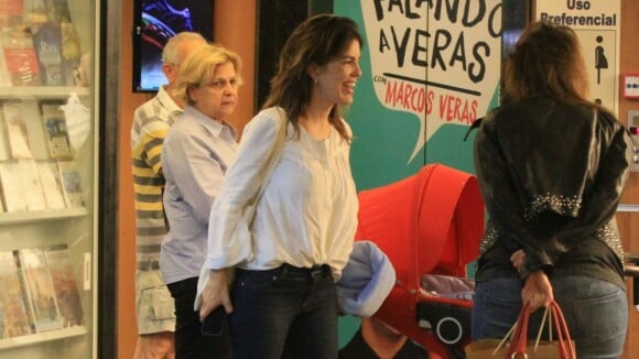 Mariana Gross passeia com o marido e o filho, Antonio, em shopping do Rio