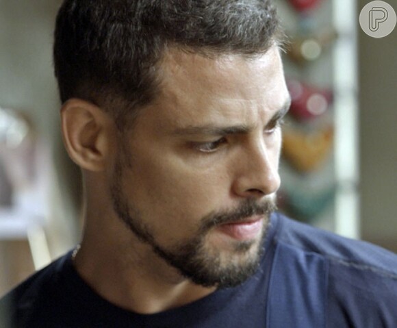 Juliano (Cauã Reymond) desmascara Zé Maria (Tony Ramos), arranca uma confissão dele de que faz parte da facção e encontra uma arma, que aponta para o pai, na novela 'A Regra do Jogo'