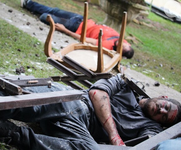 Juliano (Cauã Reymond) e Dante (Marco Pigossi) caem em emboscada da facção e são atingidos por uma explosão, na novela 'A Regra do Jogo', em 10 de novembro de 2015