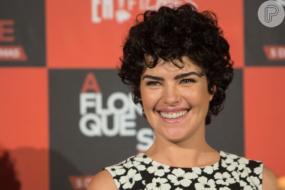 Ana Paula Arósio chegou sorridente no lançamento do filme