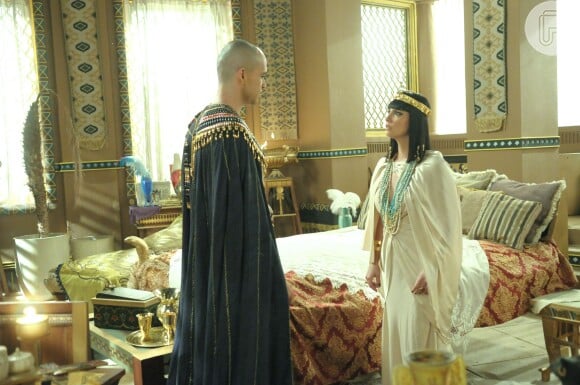 Rei cobra explicações após ouvir desabafo da rainha com Karoma (Roberta Santiago)