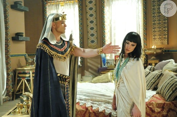 Com ciúmes de seu amor por Moisés (Guilherme Winter), Ramsés (Sergio Marone) vai partir para cima de Nefertari (Camila Rodrigues) em 'Os Dez Mandamentos'. Tapa na cara da rainha vai ao ar nesta quarta, 28 de outubro de 2015