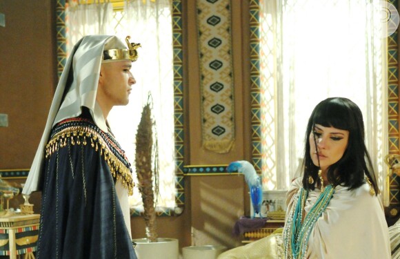 As coisas vão esquentar em 'Os Dez Mandamentos': rainha leva um tapa na cara dado por Ramsés (Camila Rodrigues)