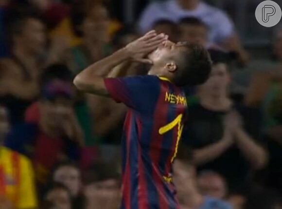 Na goleada do Barcelona sobre o Santos por 8 a 0, Neymar chutou uma bola na trave  e lamentou