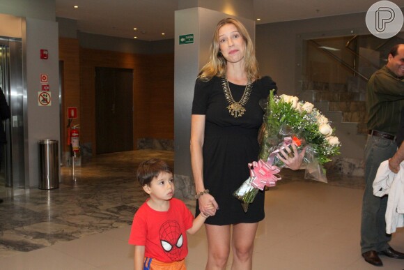 Com o filho, Dom, de 3 anos, Luana Piovani fura fila com famosos no lançamento do livro de Irene Ravache: 'Certamente, uma mãe com uma criança não pode pegar fila'