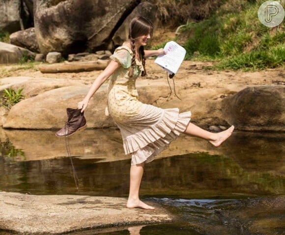 Camila Queiroz se divertiu em cachoeira durante intervalo das gravações da novela 'Eta Mundo Bom'