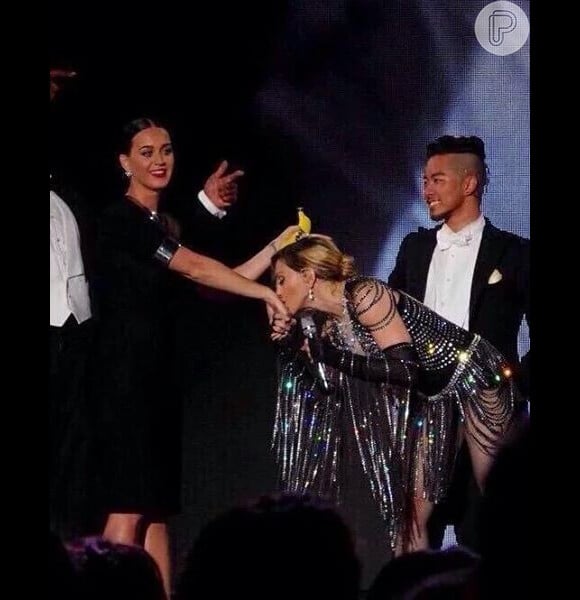 Ao final da inusitada participação, Madonna agradeceu Katy Perry pela sua performance