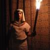 Deus deixou o reino egípcio no breu na nona praga da novela 'Os Dez Mandamentos'. Por ser hebreu, Uri (Rafael Sardão) era o único que conseguia manter a tocha acesa no palácio de Ramsés