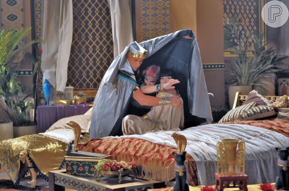Ramsés (Sergio Marone) tentou proteger a família dos gafanhotos, que invadiram o palácio