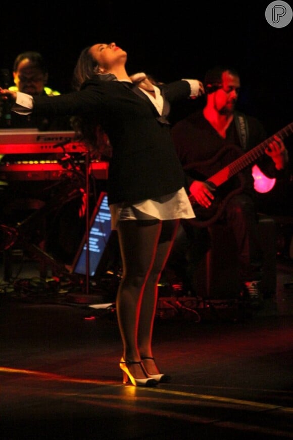 Daniela Mercury exibe os pernões usando um camisão como espécie de vestido