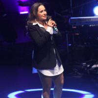 Daniela Mercury exibe os pernões e ousa no figurino em estreia de nova turnê