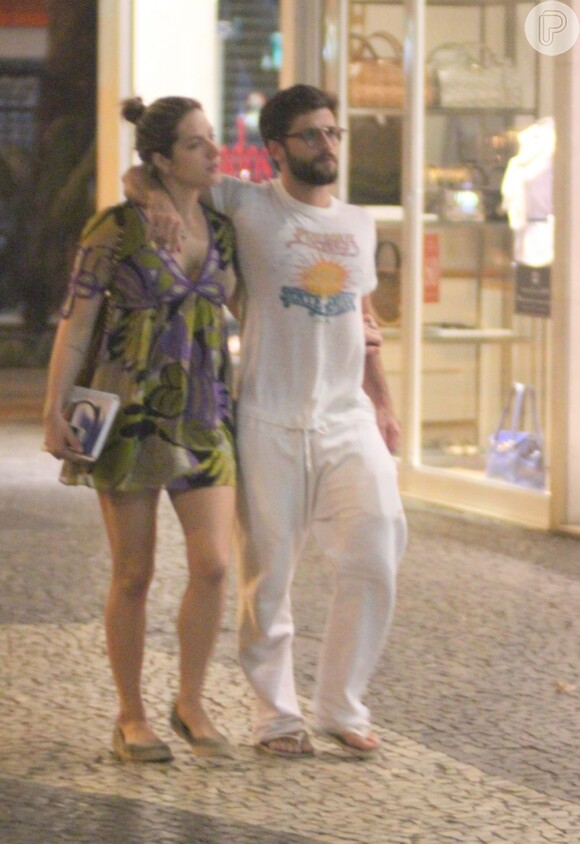 Giovanna Ewbank e Bruno Gagliasso caminham pelo Leblon, na zona sul do Rio
