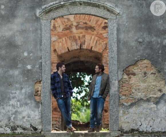 Felipe (Rafael Cardoso) desabafa com Afonso (Caio Paduan) que está apaixonado por Lívia (Alinne Moraes) , na novela 'Além do Tempo'
