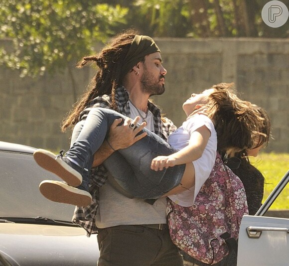 Ninho (Juliano Cazarré) leva Paulinha (Klara Castanho) para o Rio de Janeiro, com a intenção de estreitar sua relação com a menina, em 'Amor à Vida'