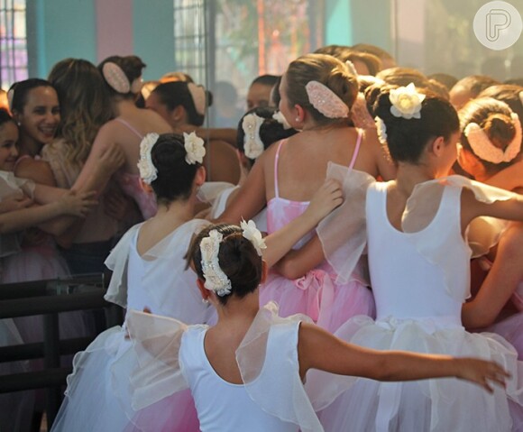 Sandy foi abraçada por bailarinas após gravação da novela 'I Love Paraisópolis'